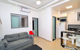 Apartamento para até 5 hóspedes na quadra da praia em Copacabana U051